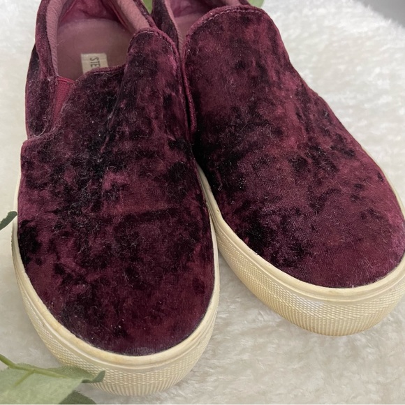 Steve Madden Burgundy Gills Crushed Velvet Platform Slip-on Sneakers - Picture 9 of 11